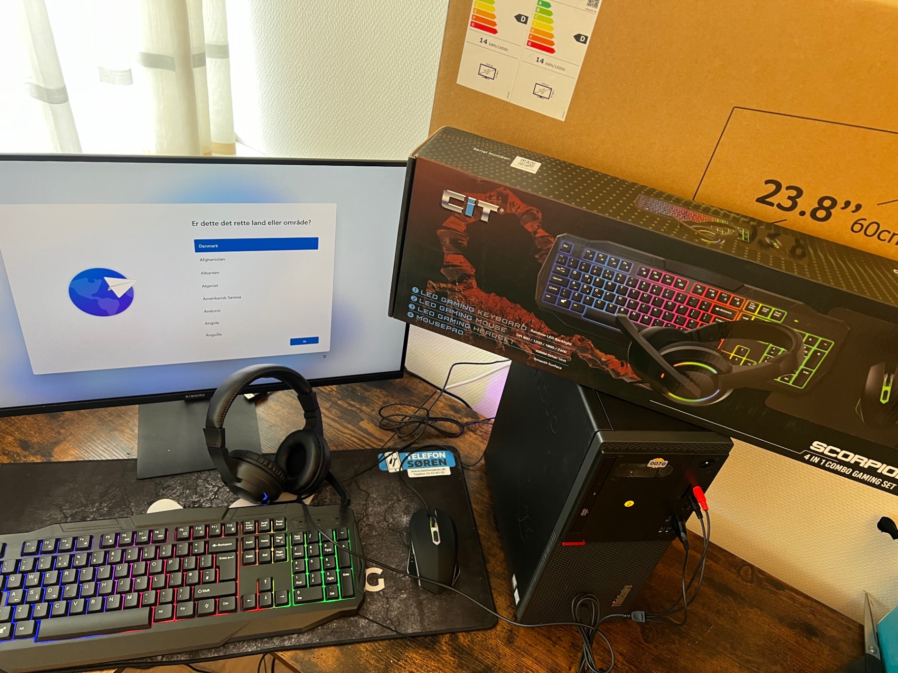 Komplet gaming-setup med den brugte Lenovo-PC, skærm og tilbehør