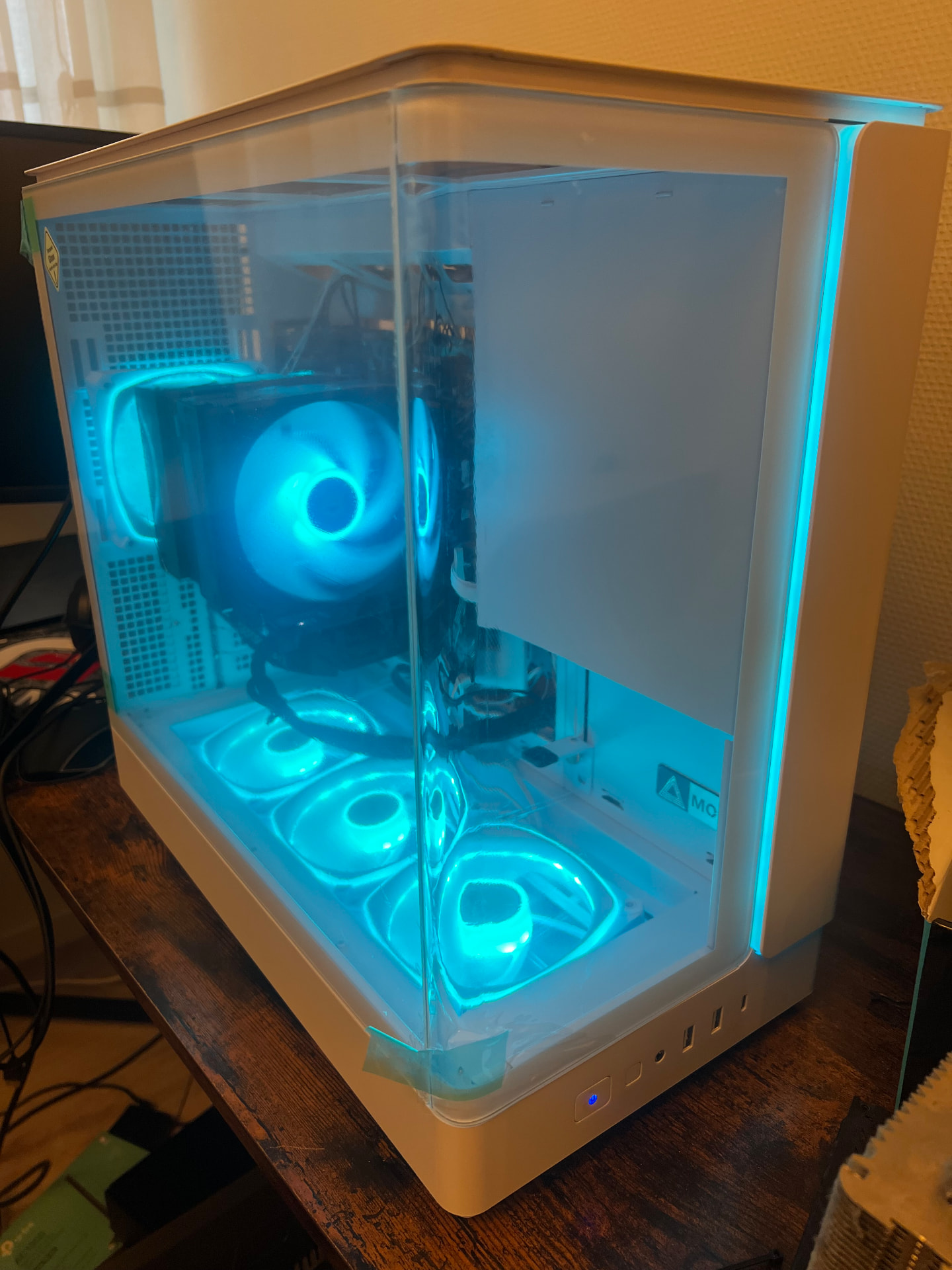 Den konkrete i5-10400 gaming-PC med cyan RGB-lys