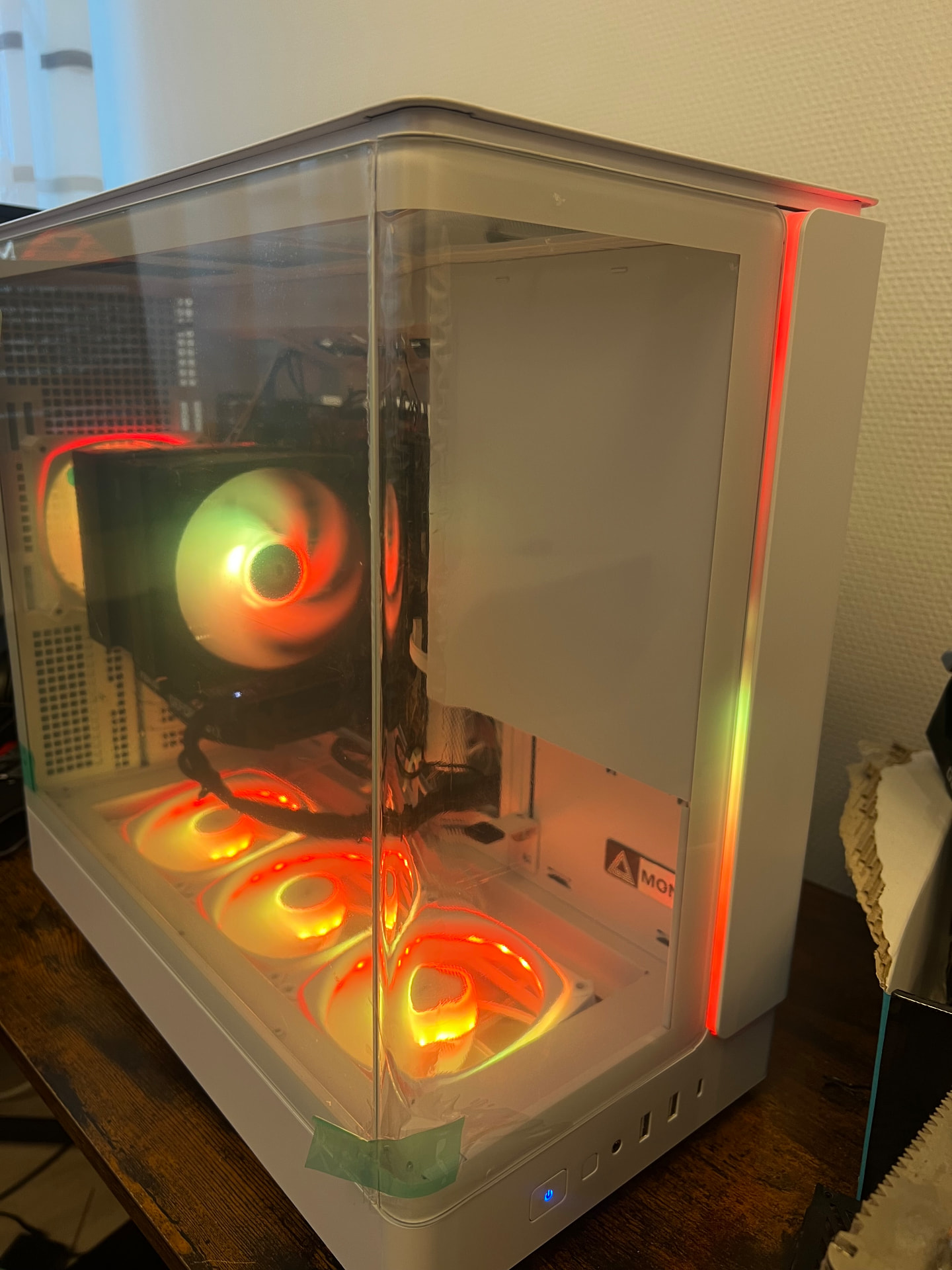 Den konkrete i5-10400 gaming-PC med orange RGB-lys