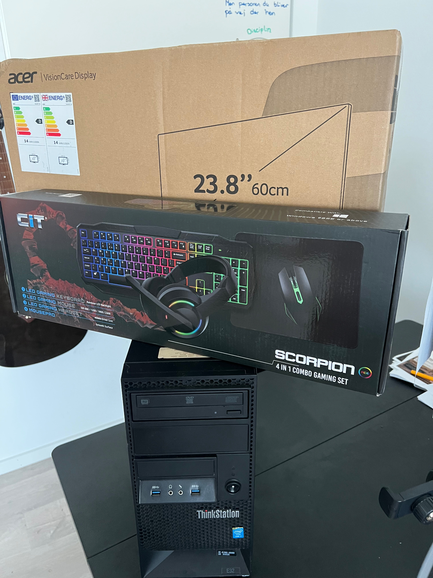Brugt Lenovo gaming-PC set bagfra med stik og porte