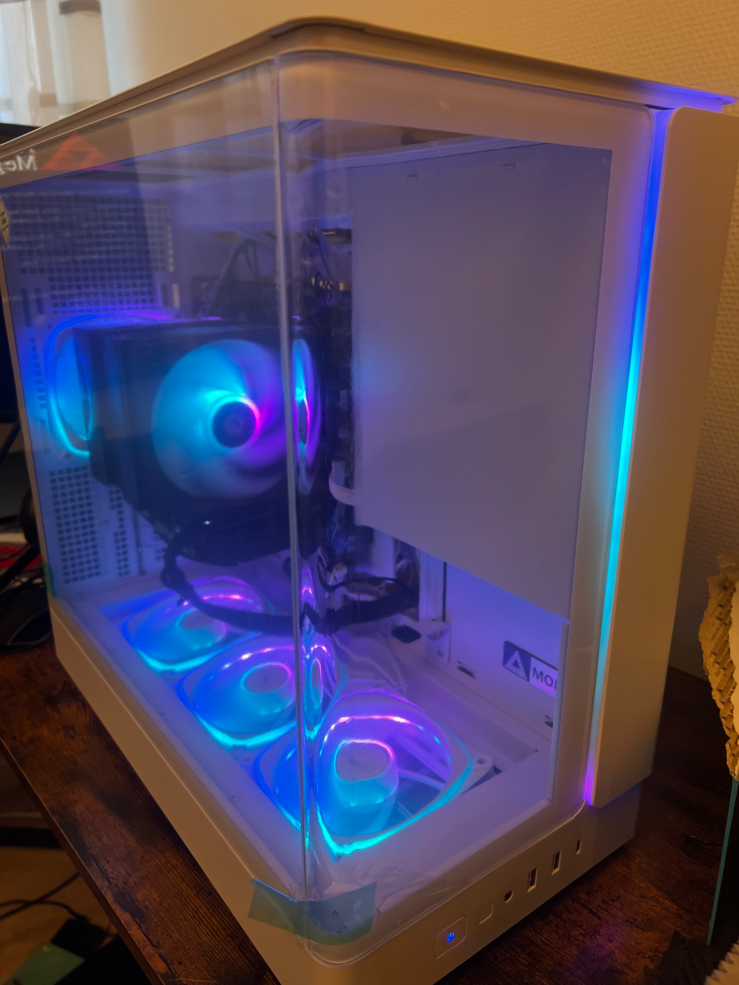 Den konkrete i5-10400 gaming-PC med blåt RGB-lys