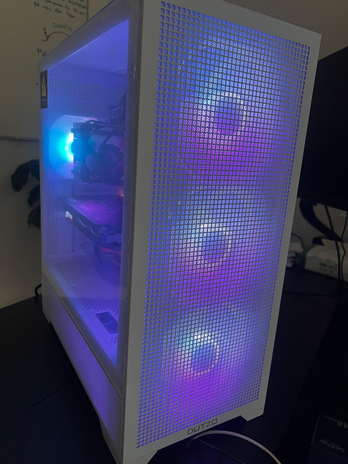 Den brugte gaming-PC i hvidt DUTZO-kabinet med blåt RGB-lys set fra vinklen