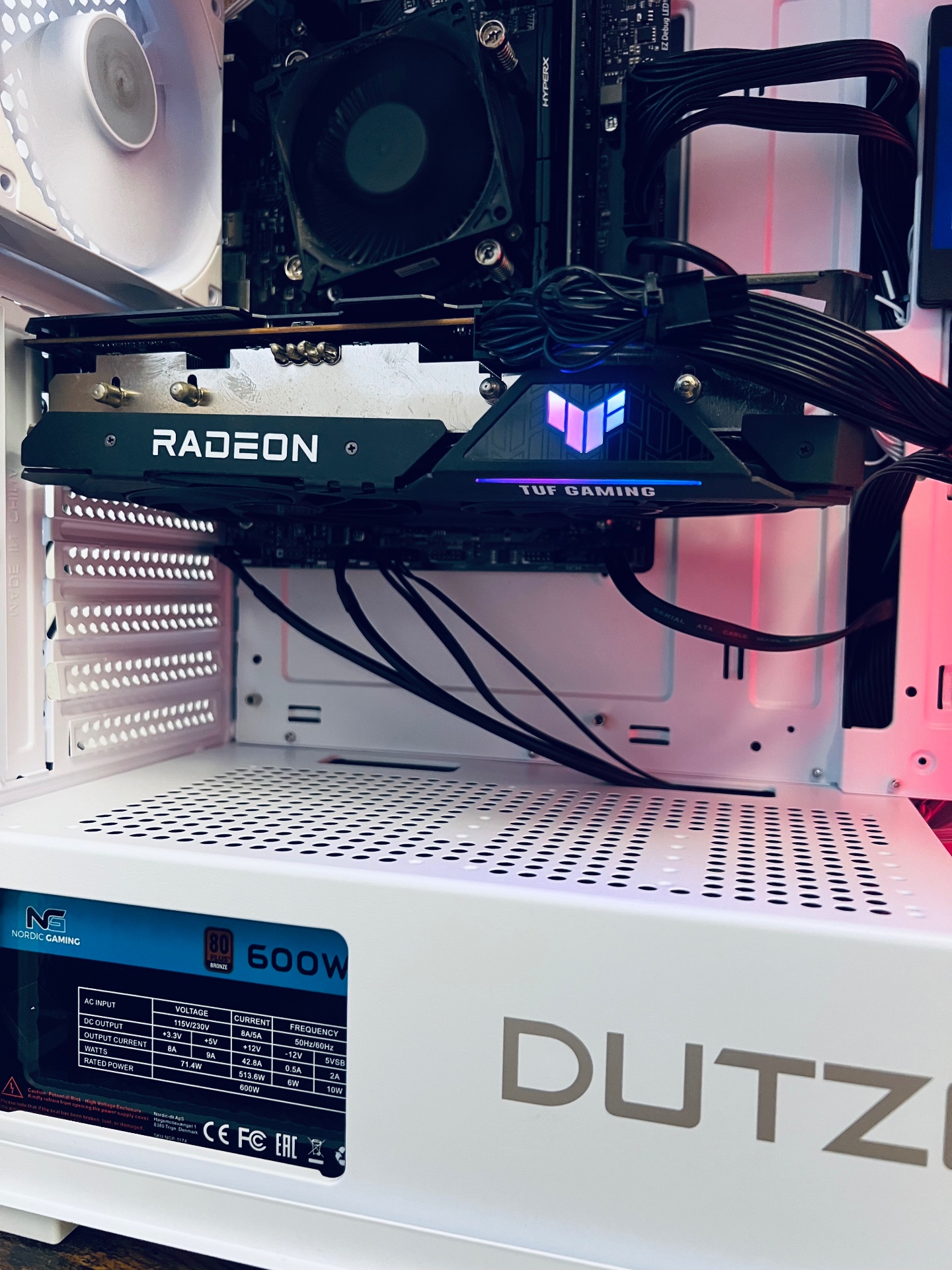 Blik ned i den hvide DUTZO-kabinet med ASUS TUF Radeon RX 6500 XT