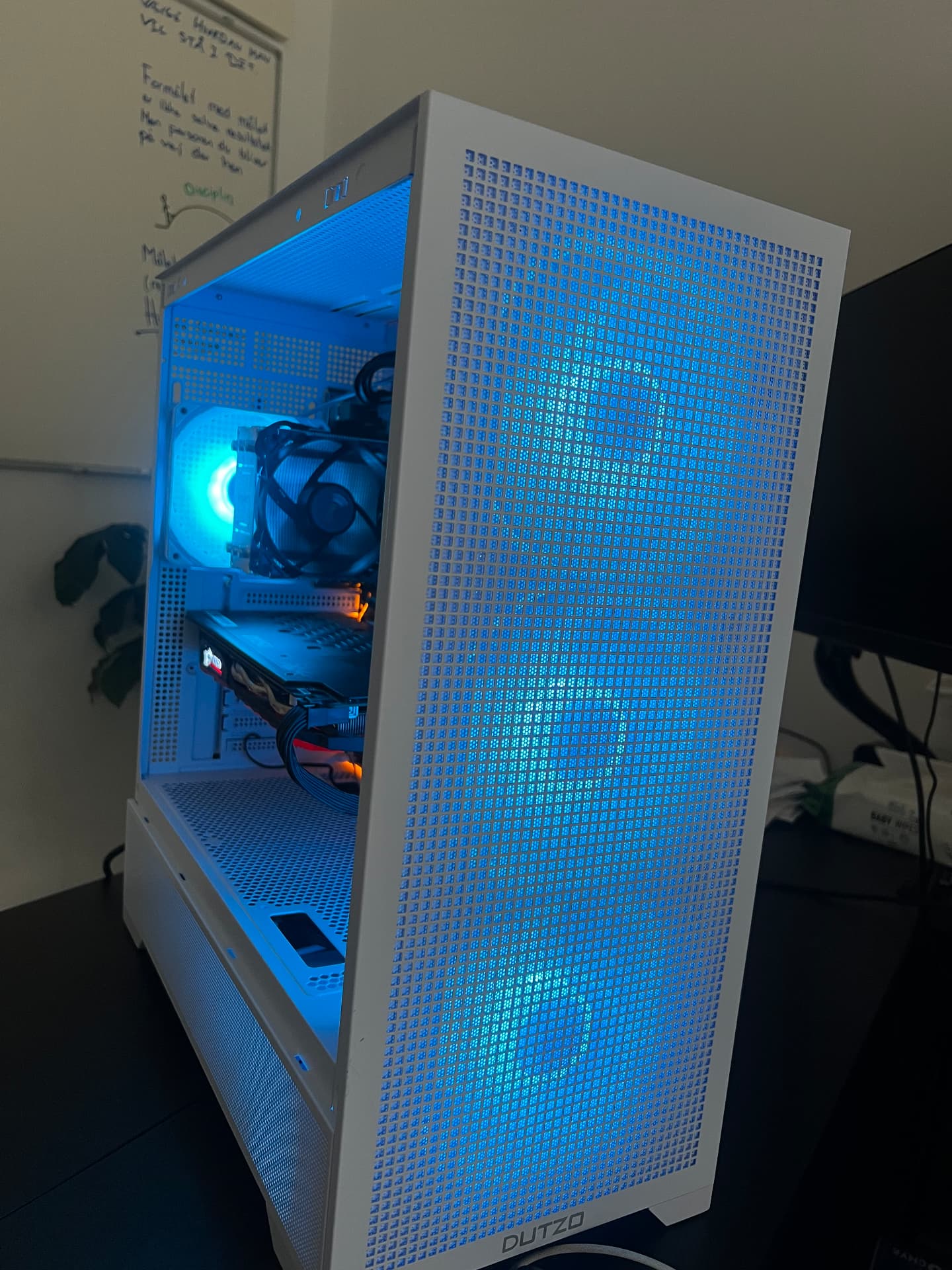 Den brugte gaming-PC set ind i det hvide DUTZO-kabinet med grafikkort og RGB-lys